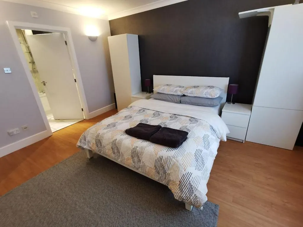 Large Modern Gf 1-Bed Apartment Sleeps 2 London