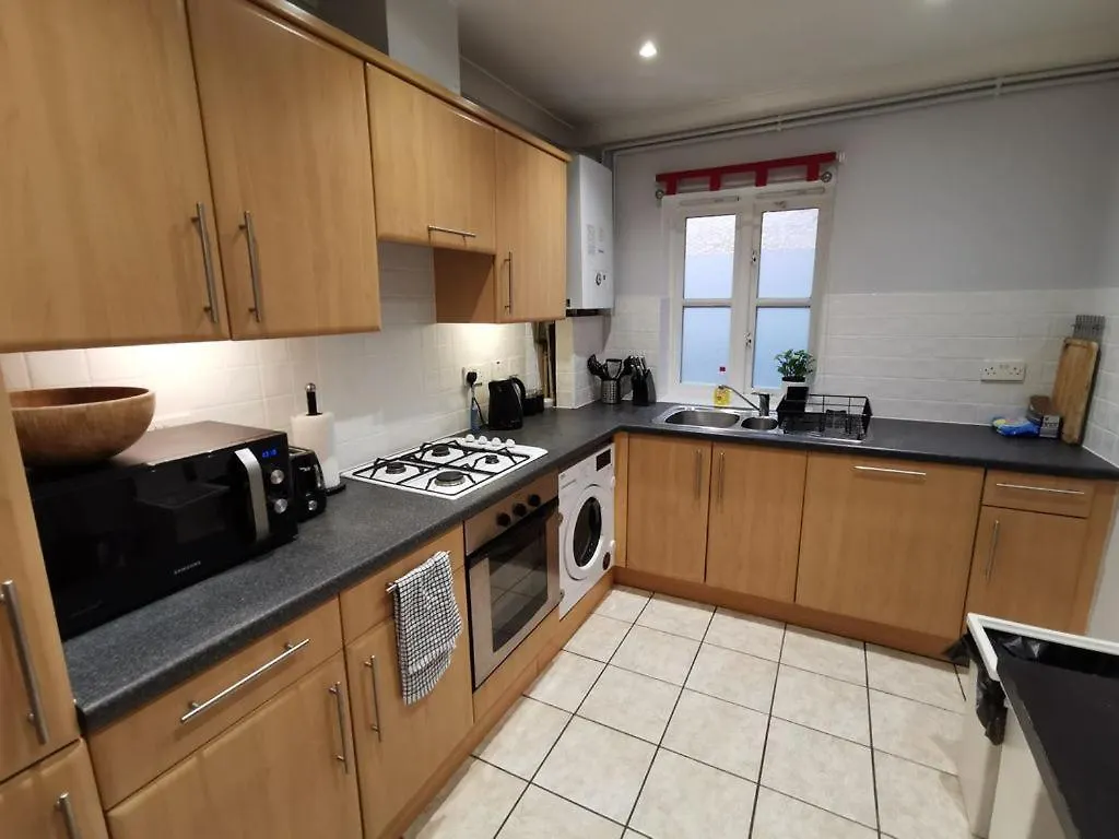 Large Modern Gf 1-Bed Apartment Sleeps 2 London